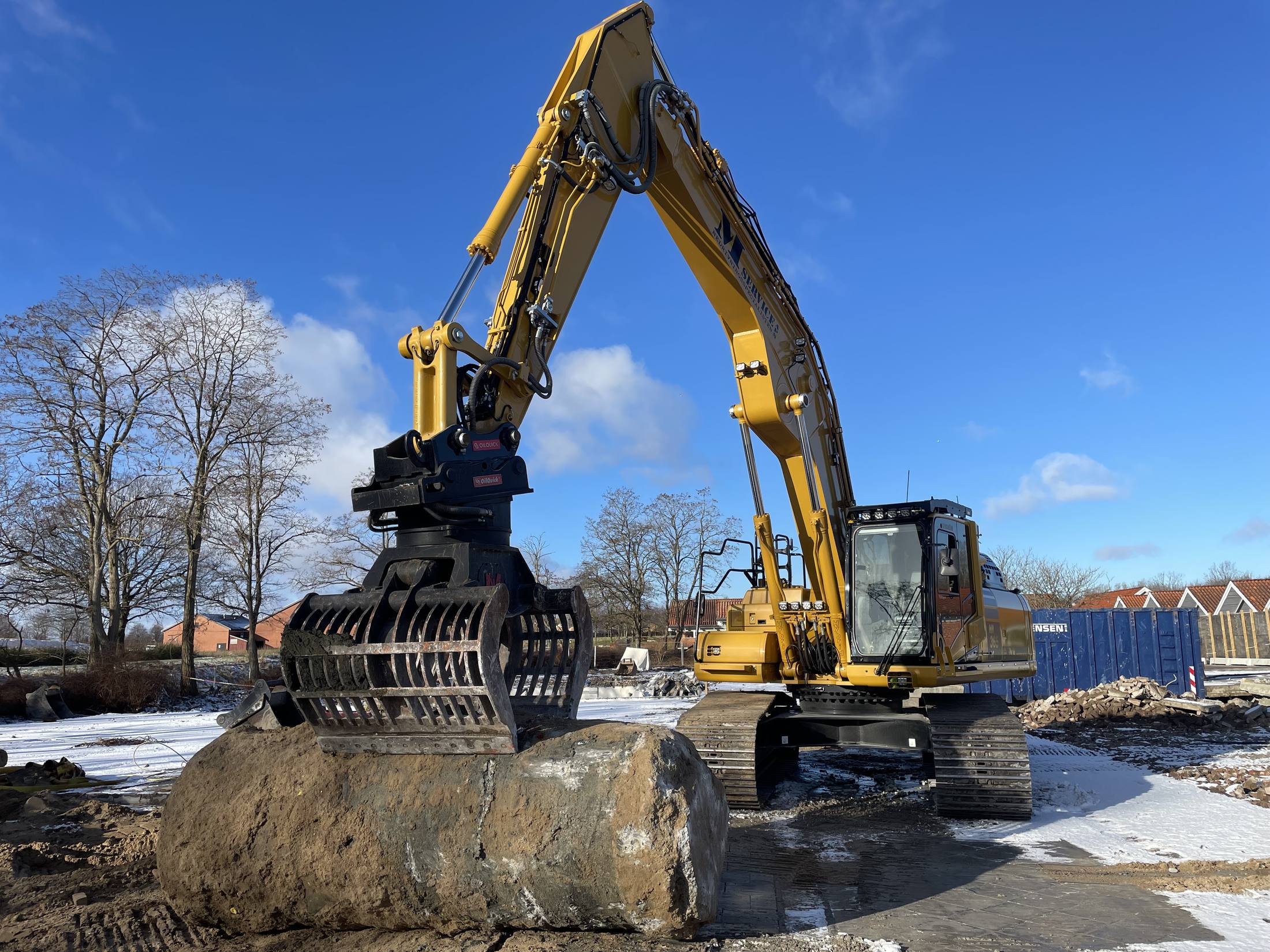 M-Service gravemaskine med sorteringsgrab i gang med nedrivning
