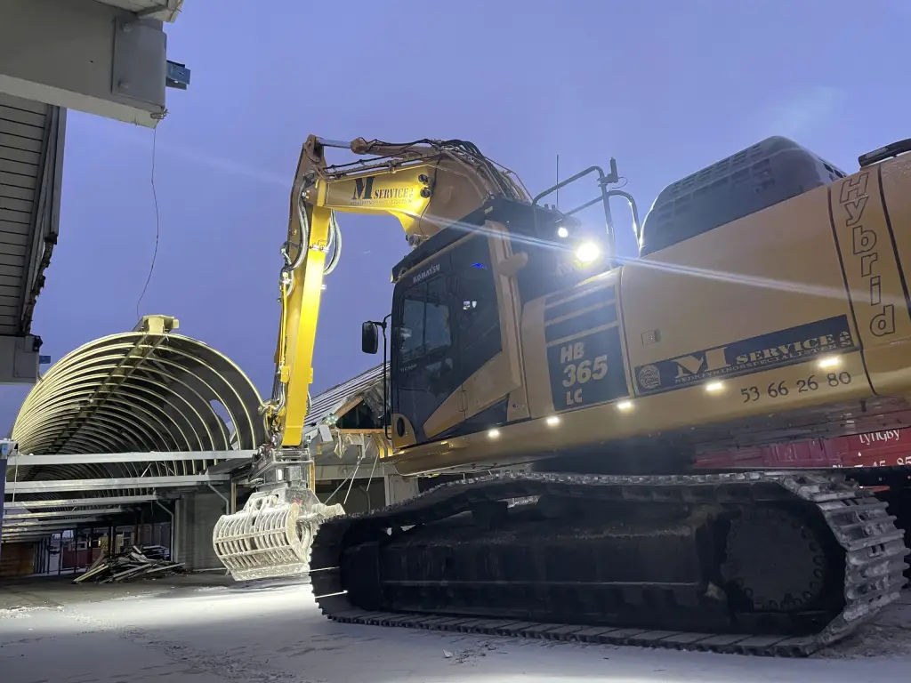 Selektiv nedrivning til erhverv med sortering af materialer